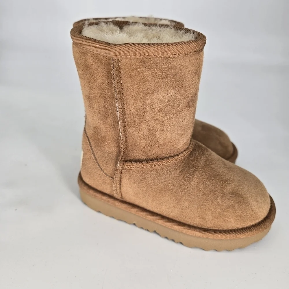 Ugg Classic II Boot Cozy Tan Suede Boots size kids 8